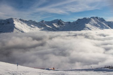 Güzel güneşli bir kış manzarası 