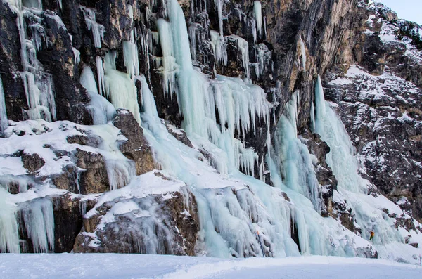 Gefrorener Wasserfall, verstecktes Skigebiet im Tal Stockbild