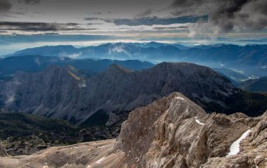 Slovence Alpleri'nde bulutlu dağ manzarası