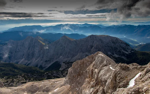 Slovence Alpleri'nde bulutlu dağ manzarası