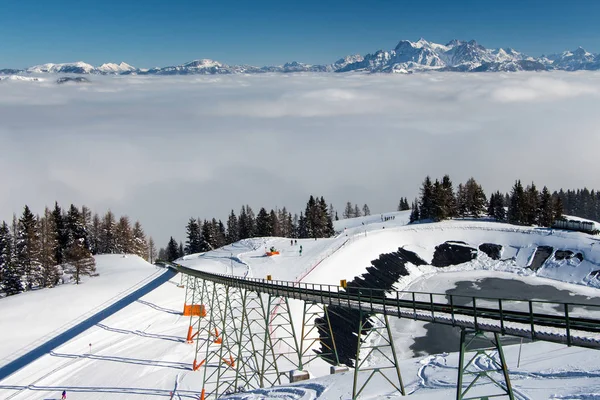 Hermoso Paisaje Invierno Los Alpes Con Teleférico Mar Nubes Sol — Foto de Stock