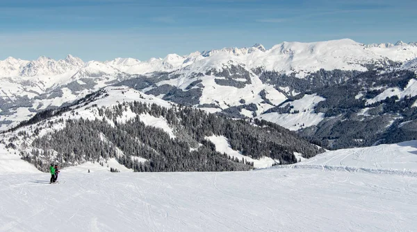 Wunderschöne Winterlandschaft Den Alpen Mit Skifahrern Auf Der Skipiste — Stockfoto