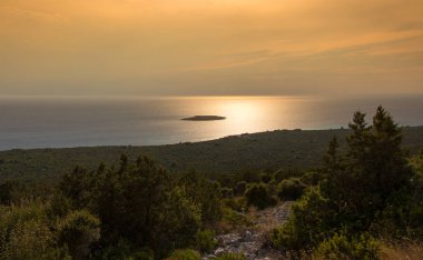 Gün batımında Dalmaçya kıyıları. Deniz kısmında