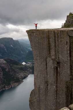 Turist Preikestolen, minber Rock Lysefjord, huzurlu, sakin, doğa manzara manzarayı akşam kenarında üzerinde