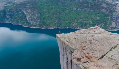Turist Preikestolen, minber Rock Lysefjord, huzurlu, sakin, doğa manzara manzarayı akşam kenarında üzerinde