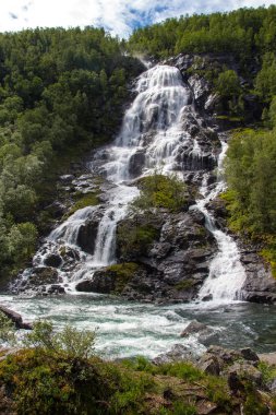 Geniş şelale, nehir, Norveç, Europe mavi gökyüzünde acele