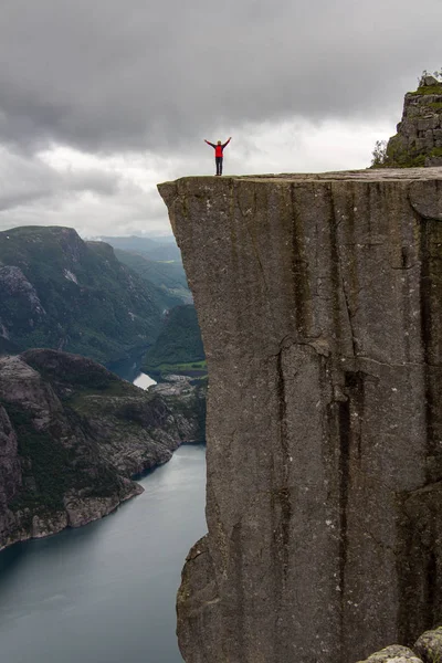 Turista Hraně Preikestolen Kazatelna Rock Večer Těší Pohled Lysefjord Pokojné — Stock fotografie