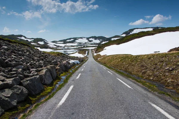 Jazda Norwegii Lecie Śniegu Ściany Wzdłuż Drogi Piękny Słoneczny Dzień — Zdjęcie stockowe