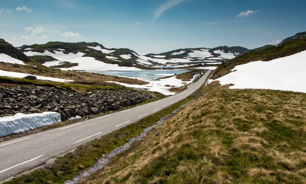 Vägen Norge Sommar Med Snö Fläckar Längs Vägen — Stockfoto