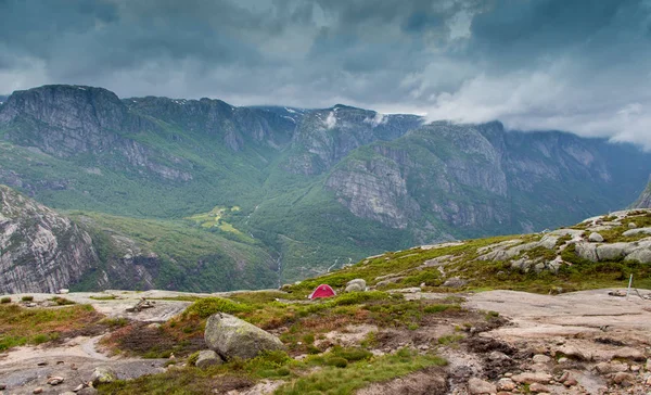 ノルウェーのリーセ フィヨルド Kjeragbolten だけの小さな赤いテント — ストック写真