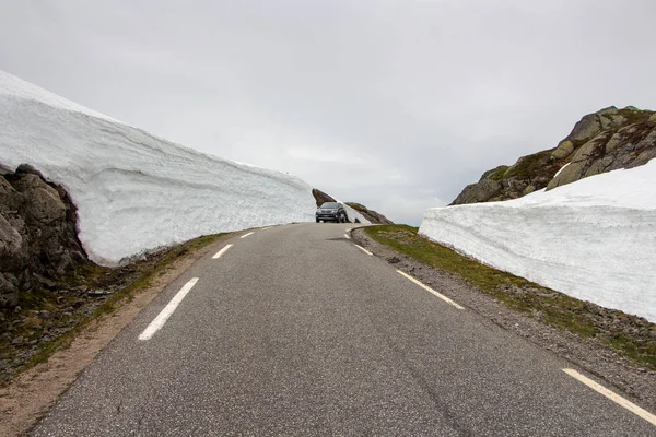 Conducir Noruega Verano Con Paredes Nieve Largo Carretera Hermoso Día — Foto de Stock