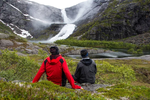 Путешественники Сидящие Наслаждающиеся Видом Водопады Национальном Парке Хардангервидда Являются Крупнейшим — стоковое фото