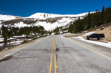 Aspen 'e giden manzaralı bir yolda gidiyoruz. Independence Pass otoyolu, Colorado, Usa. Arka planda Elbert Dağı.