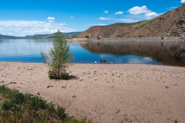 İkiz Göl ve kar kaplı dağlar. Arka planda İkiz Göller otobanından ve Elbert Dağı 'ndan görüntü