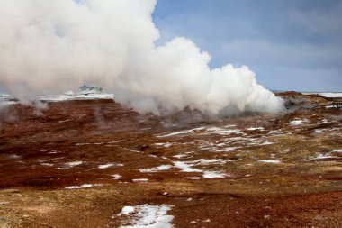 Gunnuhver, İzlanda 'da jeotermal kaplıcalar. Reykjanes Yarımadası, topraktan buhar fışkırıyor..
