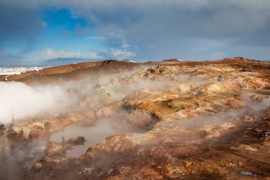 Gunnuhver, İzlanda 'da jeotermal kaplıcalar. Reykjanes Yarımadası, topraktan buhar fışkırıyor..