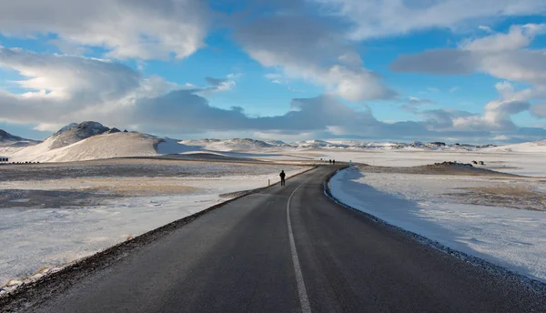 Viajeros Caminando Por Carretera Zona Geotérmica Krafla Vito Islandia — Foto de Stock