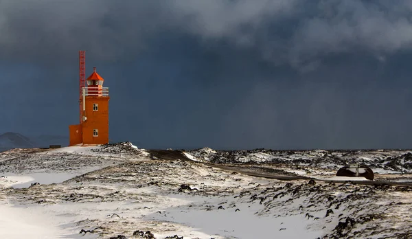 Faro Naranja Una Costa Pedregosa Islandia Paisaje Invierno — Foto de Stock