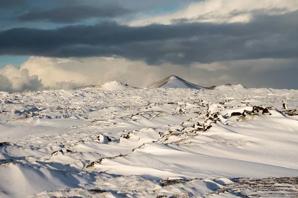 Hermoso Paisaje Invierno Campo Lava Cubierto Nieve Península Reykjanes Islandia — Foto de Stock