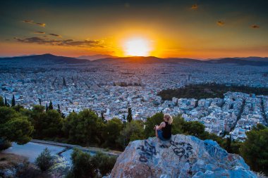 Atina 'da muhteşem bir gün batımı, Lycabettus tepesinden manzara.