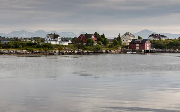 Liten Norsk Fiskeby Landskap Berg Bakgrunden — Stockfoto