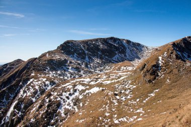 Dağ doğa manzarası. Fagaras Dağları 'nın güzel sıradağ manzarası. Romanya