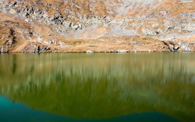 Göl ve dağlar doğa manzarası. İbne dağlarındaki Capra Gölü manzarası, Romanya, Avrupa