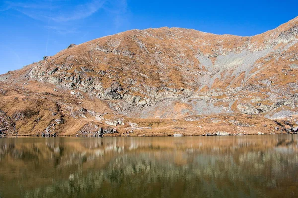 Λίμνη Και Βουνά Τοπίο Της Φύσης Άποψη Της Λίμνης Capra — Φωτογραφία Αρχείου