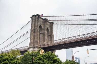 Brooklyn Köprüsü ve Hudson Nehri, New York. ABD.