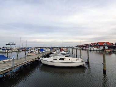 İskelede küçük tekneler