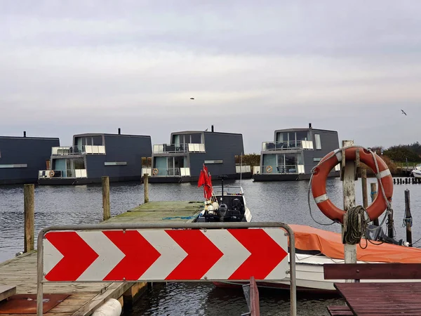 Bir iskelede trafik işareti