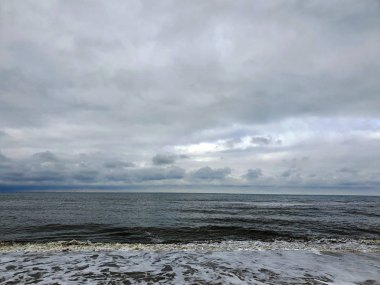 Gri ve bulutlu gökyüzüne karşı kumsal savaşçısı