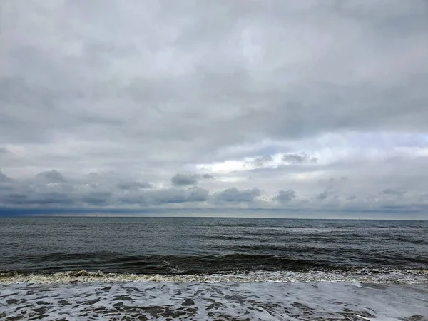 灰色と曇りの空に対するビーチコマー — ストック写真