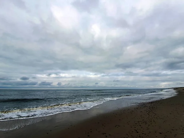 灰色と曇りの空に対するビーチコマー — ストック写真
