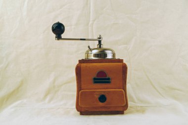 Bir kahve değirmeninin fotografını yakın plan çekimleri.