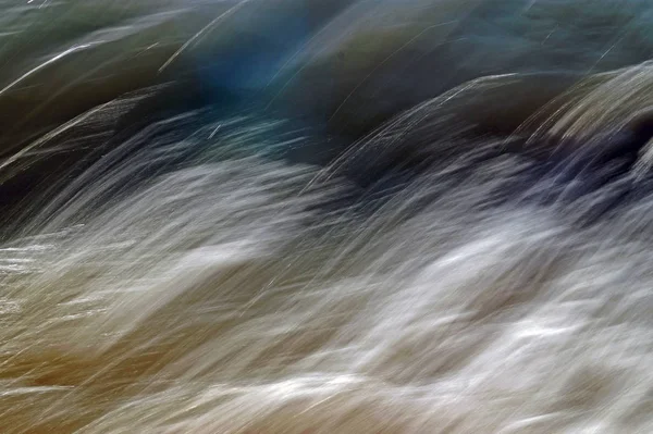 Nehirdeki bir geminin yanındaki dalgaların mavi renkli fotoğrafçılığı