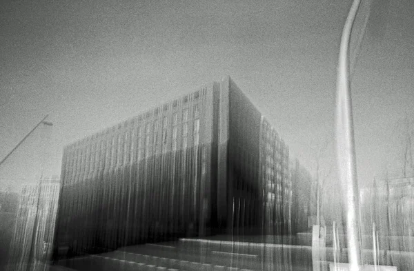 Rozmazané Černobílé Analogové Fotografie Kancelářských Budov Města — Stock fotografie