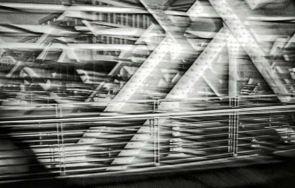 Bir Şehir Köprüsünün Bulanık Siyah Beyaz Analog Fotoğrafı — Stok fotoğraf