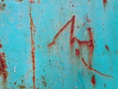 Paslı ve soyulmuş metal bir duvarın fotoğrafını çek...