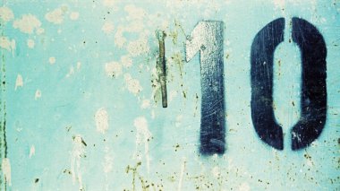 Paslı ve soyulmuş metal bir duvarın fotoğrafını çek...