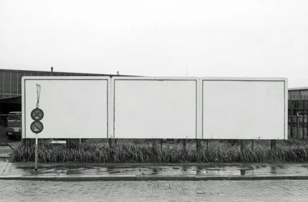 Endüstriyel bir manzaranın siyah beyaz alan günlüğü