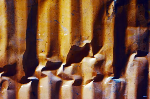 Paslı metal bir duvarın fotoğrafçılığını kapat 