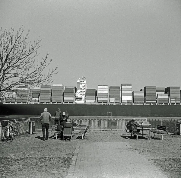 Analoge Schwarz Weiß Fotografie Eines Containerschiffs Das Auf Einem Fluss — Stockfoto
