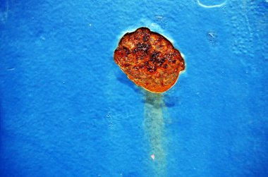 Paslı metal bir duvarın fotoğrafçılığını kapat 