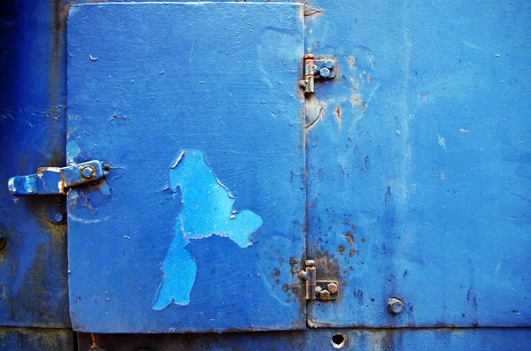 Paslı metal bir duvarın fotoğrafçılığını kapat 