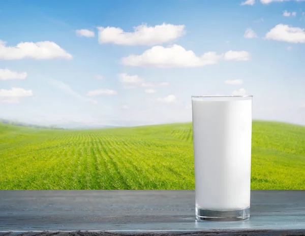 Ett glas mjölk på naturlig bakgrund — Stockfoto