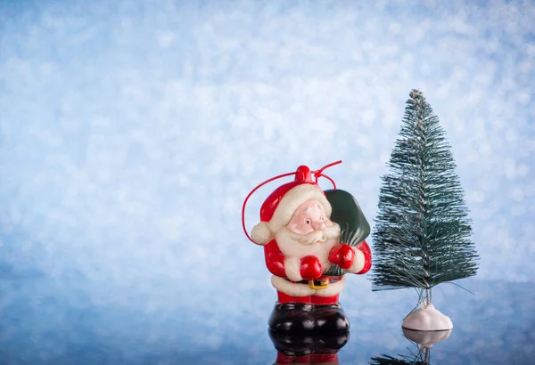 Speelgoed van de kerstman en kleine boom — Stockfoto