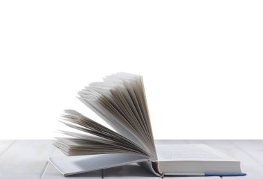 Beyaz bir tablo açık kitap 