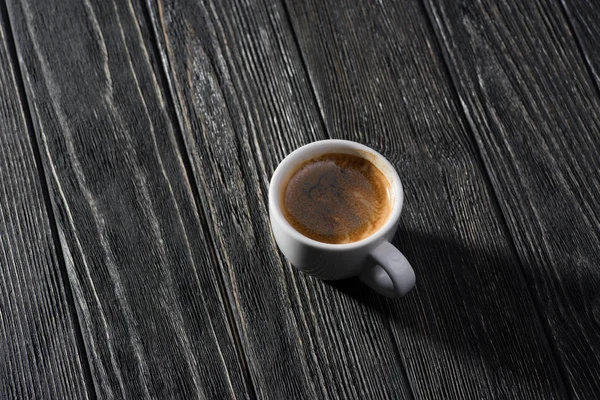 Uma xícara de café expresso na mesa — Fotografia de Stock