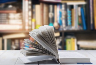 Masanın üzerinde kitabı aç 